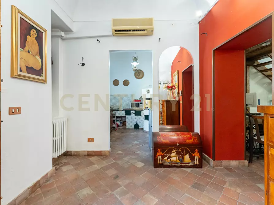 Immagine 31 di Locale commerciale in affitto  in Via Etnea 90 a Mascalucia