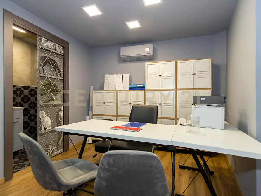 Immagine 21 di Locale commerciale in vendita  in Largo Rosolino Pilo 6 a Catania