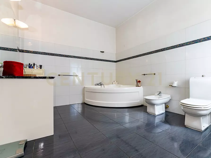 Immagine 28 di Pentalocale in vendita  in Via Salvatore Vigo 106 a Acireale