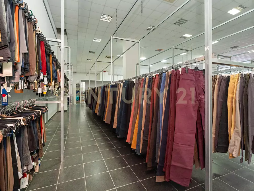 Immagine 33 di Attività commerciale in vendita  in Viale del Commercio a Misterbianco