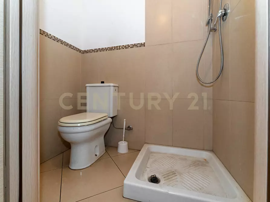 Immagine 50 di Locale commerciale in affitto  in viale Regina Margherita 19 a Catania