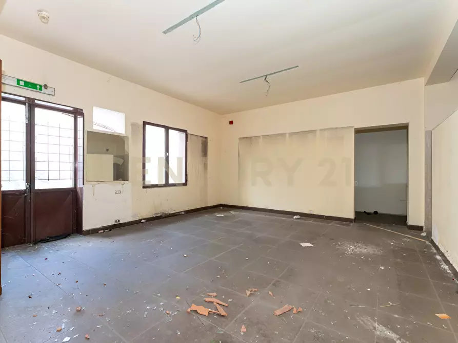 Immagine 17 di Showroom in vendita  in Via delle Scuole 1 a Aci Castello