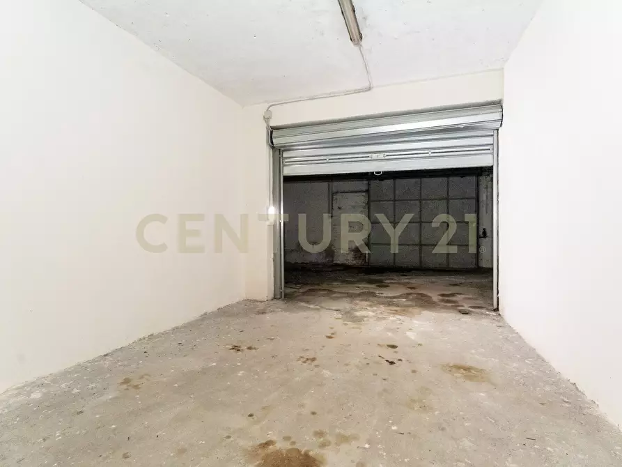 Immagine 28 di Magazzino in vendita  in Via del Bosco 407 a Catania