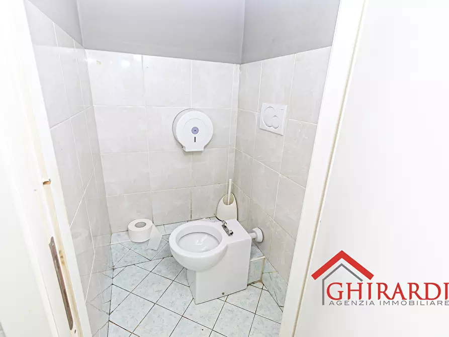 Immagine 29 di Locale commerciale in vendita  in VIA SALUCCI 13-15R a Genova