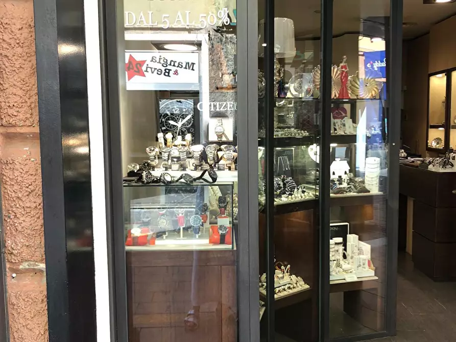 Immagine 11 di Locale commerciale in affitto  in VIA SESTRI 38R-40R a Genova