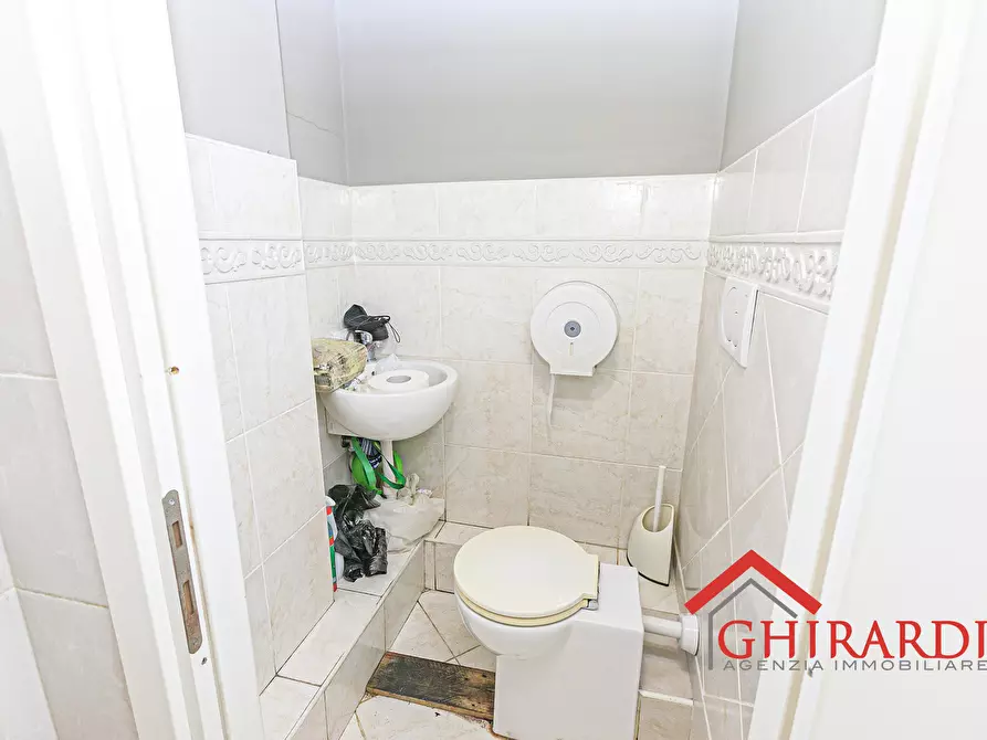 Immagine 28 di Locale commerciale in vendita  in VIA SALUCCI 13-15R a Genova