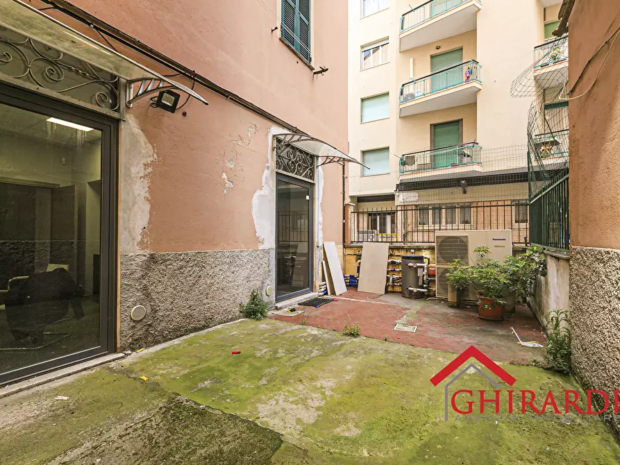 Immagine 18 di Locale commerciale in vendita  in Via Vado a Genova