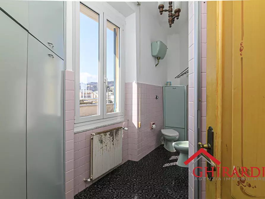 Immagine 29 di Quadrilocale in vendita  in Piazza Cristoforo Bonavino 11 a Genova