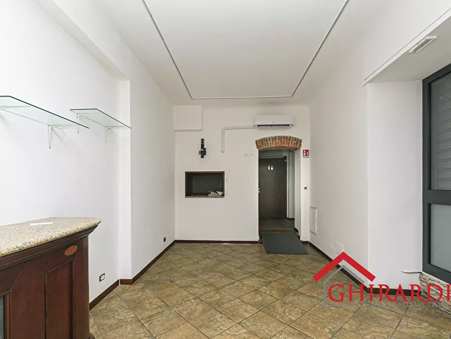 Immagine 8 di Locale commerciale in affitto  in Piazza Francesco Baracca 34r a Genova