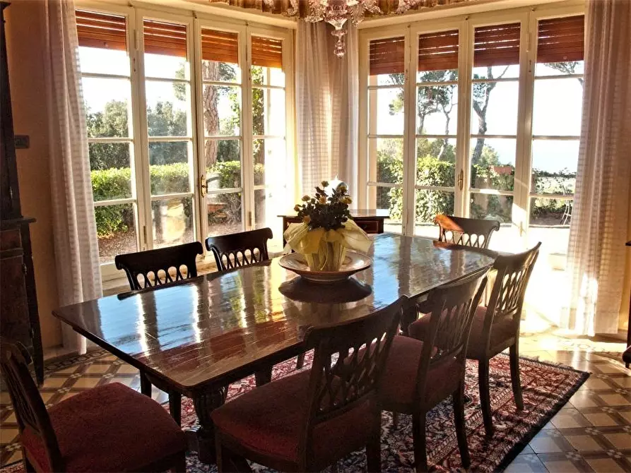 Immagine 3 di Villa in vendita  a Livorno