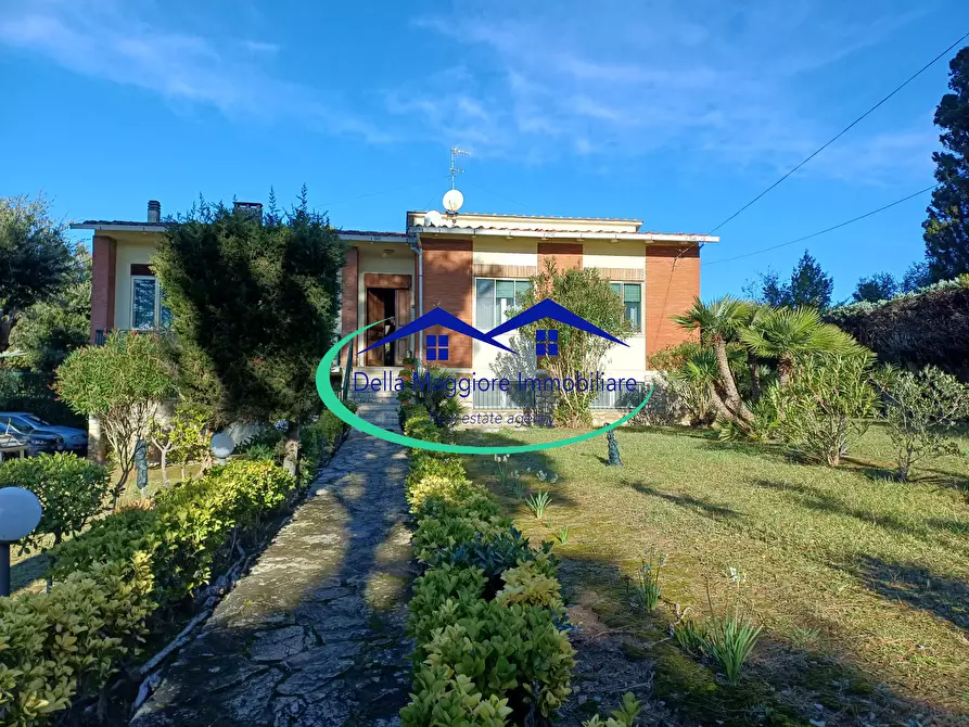 Immagine 40 di Villa in vendita  in via di montenero a Livorno