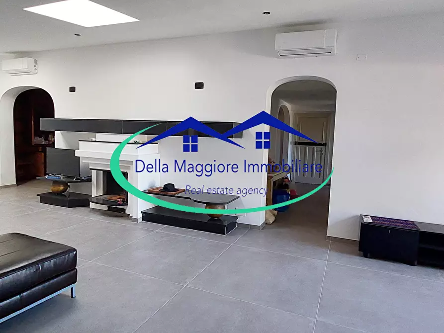 Immagine 1 di Villa in vendita  a Livorno