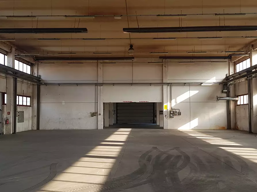 Immagine 3 di Attività artigianale in affitto  a Parma