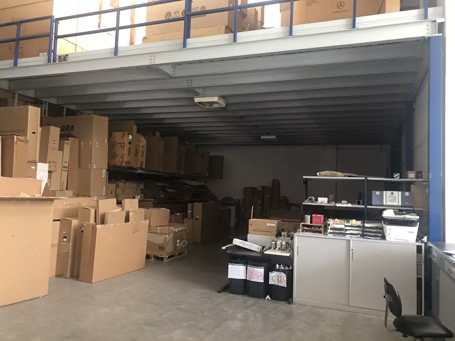 Immagine 4 di Attività artigianale in affitto  a Collecchio