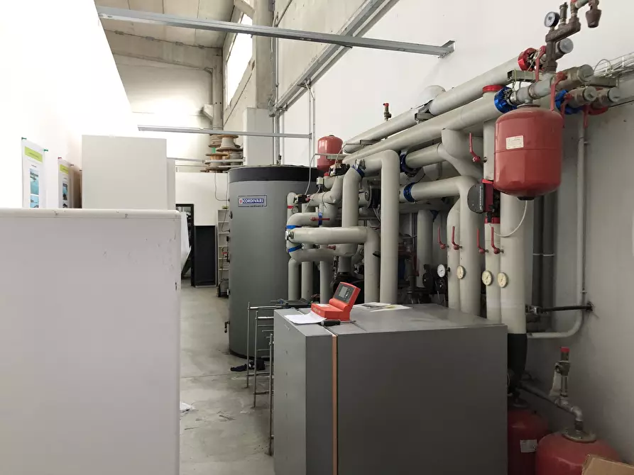 Immagine 3 di Attività artigianale in vendita  a Parma