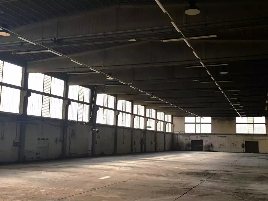 Immagine 2 di Attività artigianale in affitto  a Parma