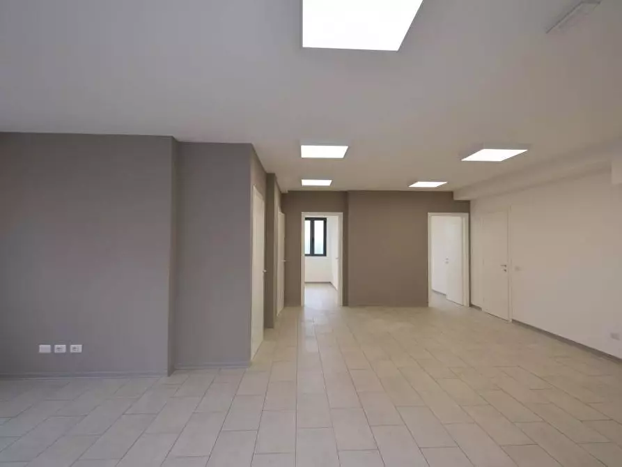 Immagine 2 di Ufficio in vendita  a Parma