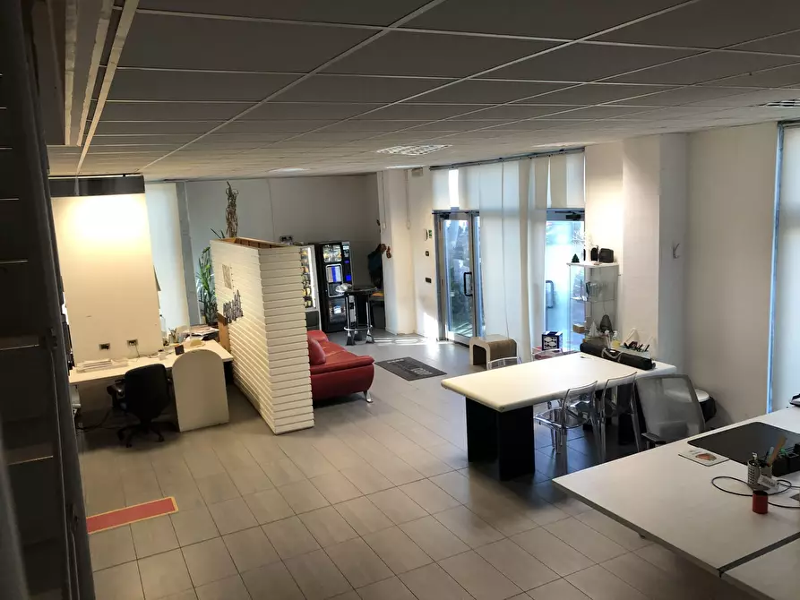 Immagine 12 di Attività artigianale in vendita  a Parma