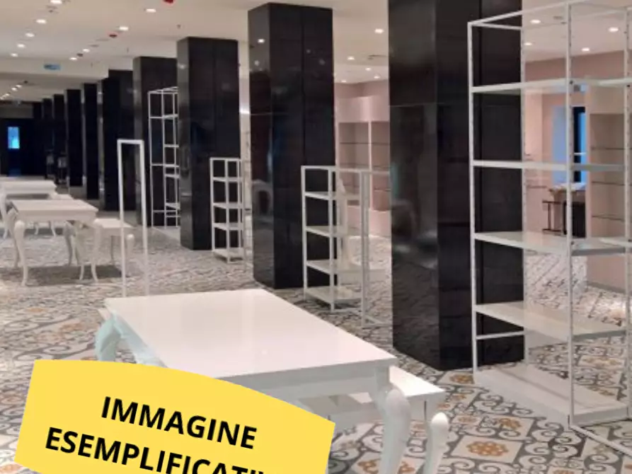 Immagine 9 di Locale commerciale in affitto  a Parma