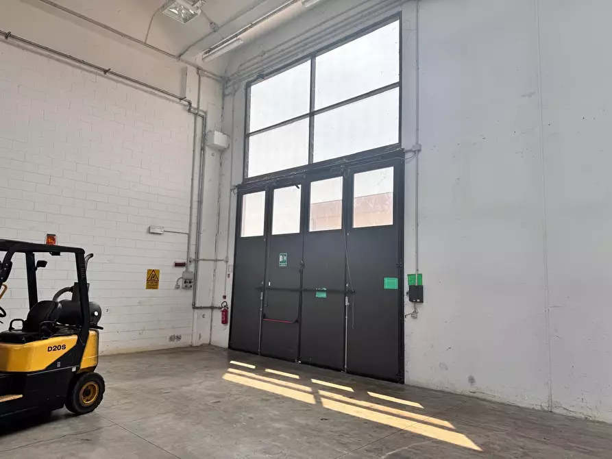 Immagine 17 di Attività artigianale in affitto  a Parma