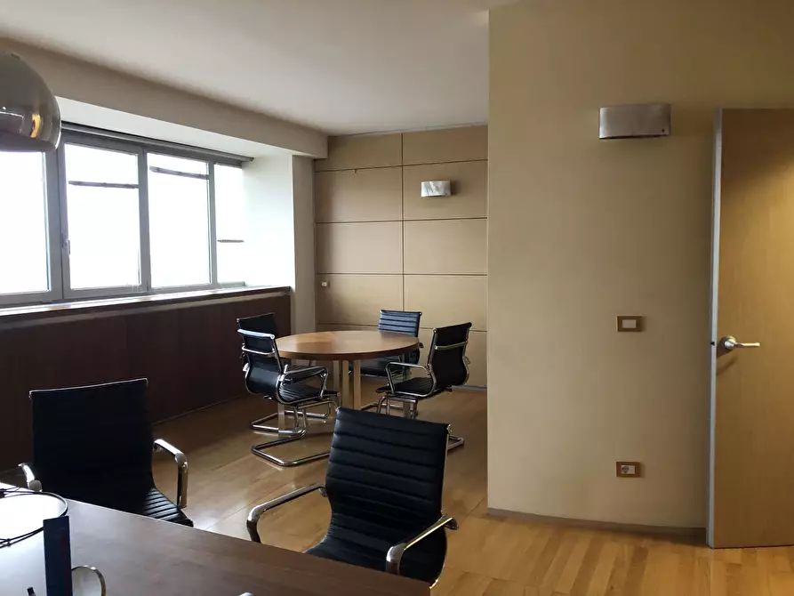 Immagine 5 di Ufficio in affitto  a Parma