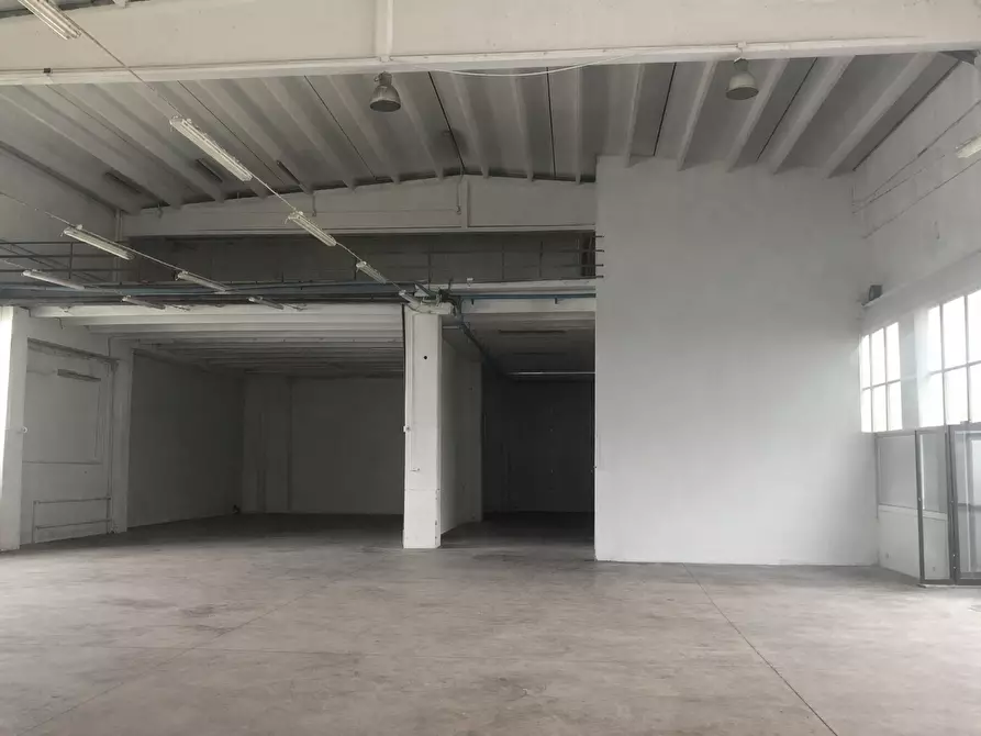 Immagine 5 di Attività artigianale in vendita  a Parma