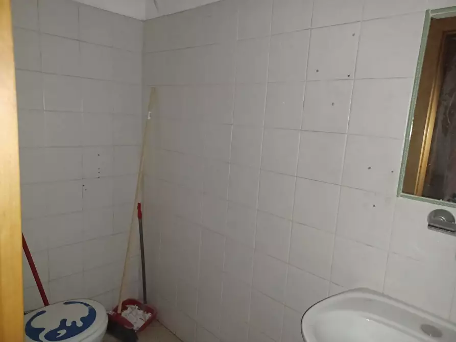 Immagine 7 di Locale commerciale in affitto  a Trento