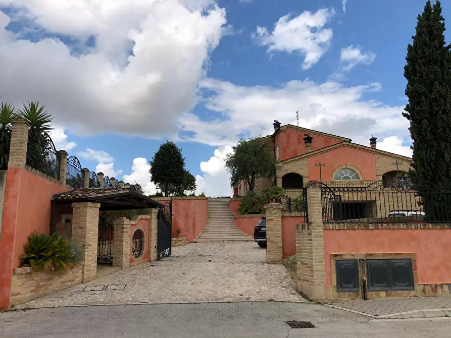 Immagine 3 di Villa in vendita  in Via Passarini a Recanati