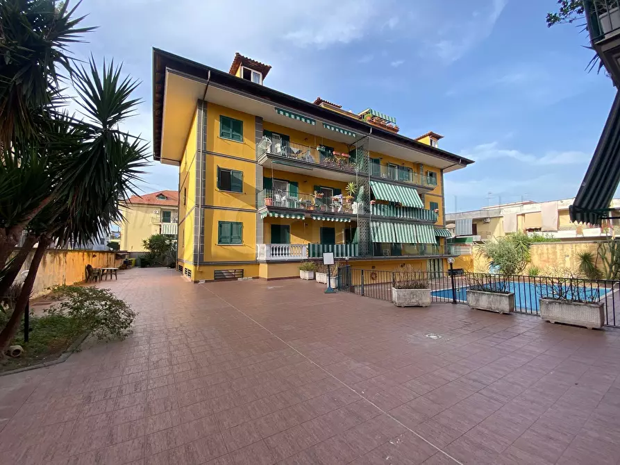 Immagine 20 di Trilocale in vendita  a Giugliano In Campania