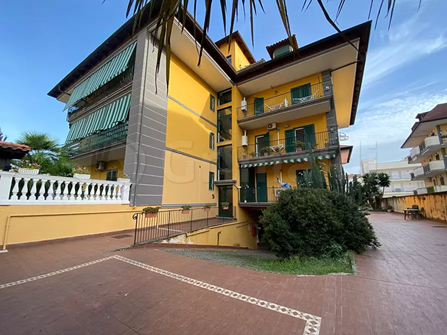 Immagine 21 di Trilocale in vendita  a Giugliano In Campania