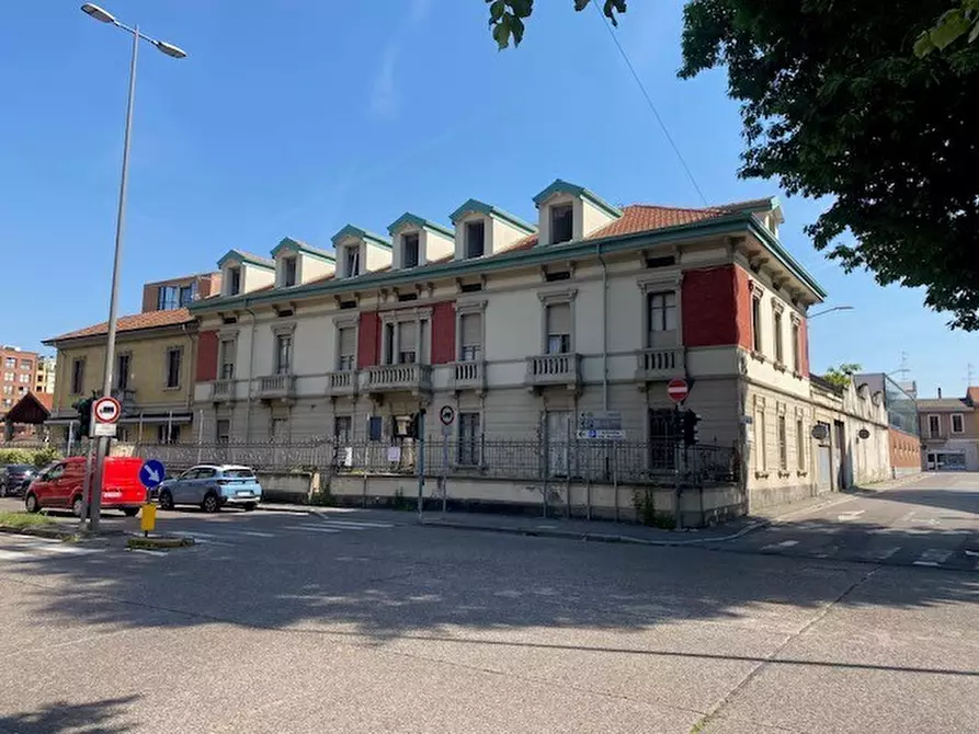 Immagine 1 di Palazzo in vendita  in Viale Milano 19 a Gallarate