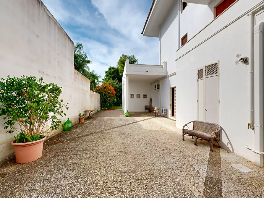 Immagine 29 di Villa in vendita  in Via Venosa 5 a Lecce
