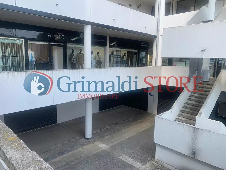 Immagine 32 di Locale commerciale in vendita  in Via Pacinotti 19 a Campi Salentina