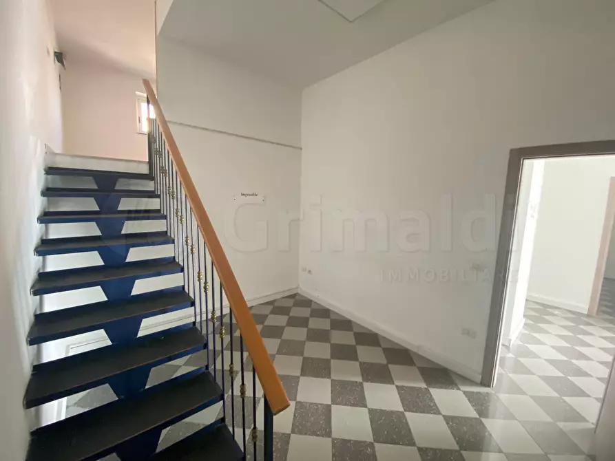 Immagine 10 di Locale commerciale in vendita  a Giugliano In Campania