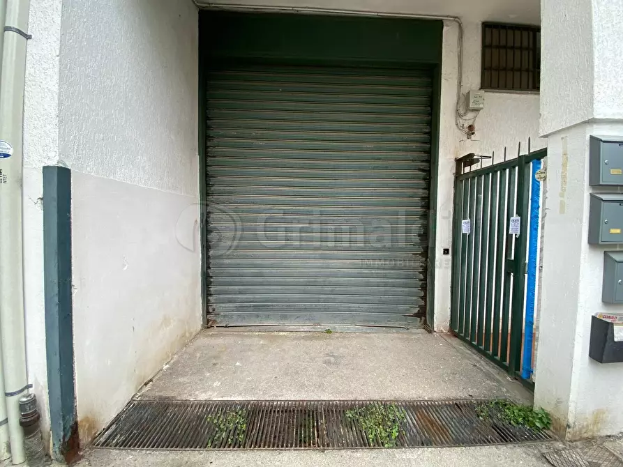 Immagine 7 di Garage in vendita  a Giugliano In Campania