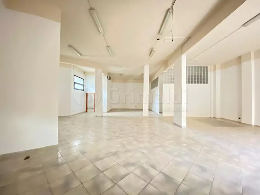 Immagine 1 di Locale commerciale in vendita  a Villaricca