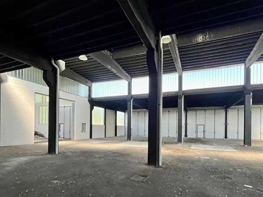 Immagine 17 di Attività artigianale in vendita  a Erba