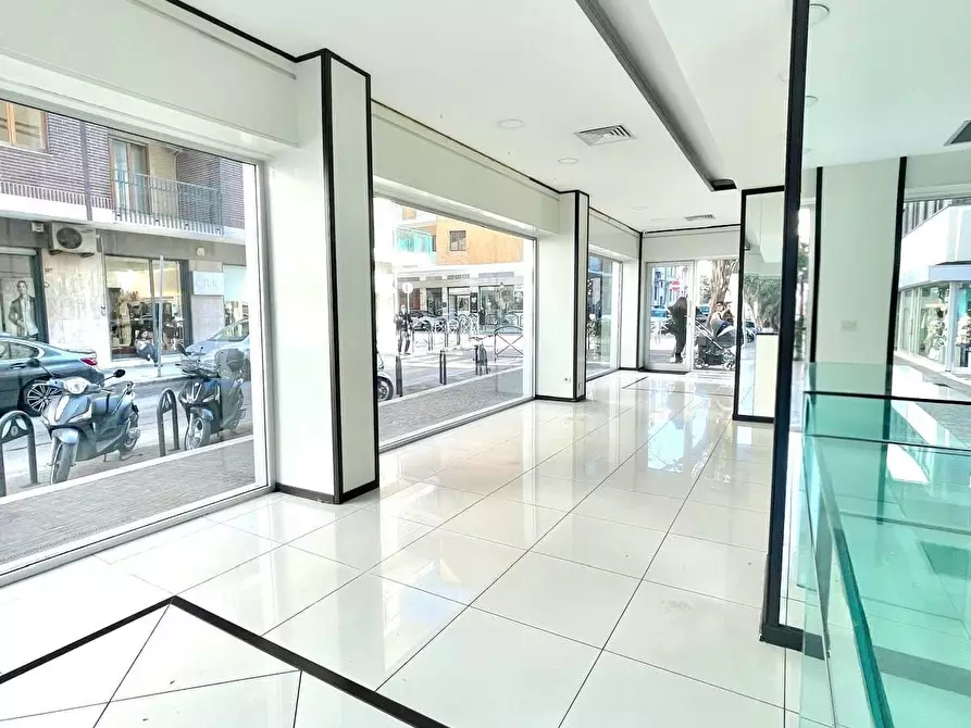 Immagine 6 di Locale commerciale in affitto  in Via M. Renato Imbriani 57 a Lecce