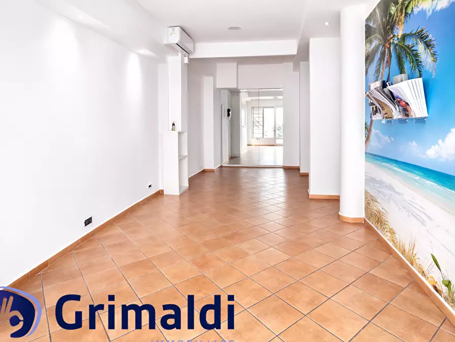 Immagine 2 di Locale commerciale in affitto  a Napoli