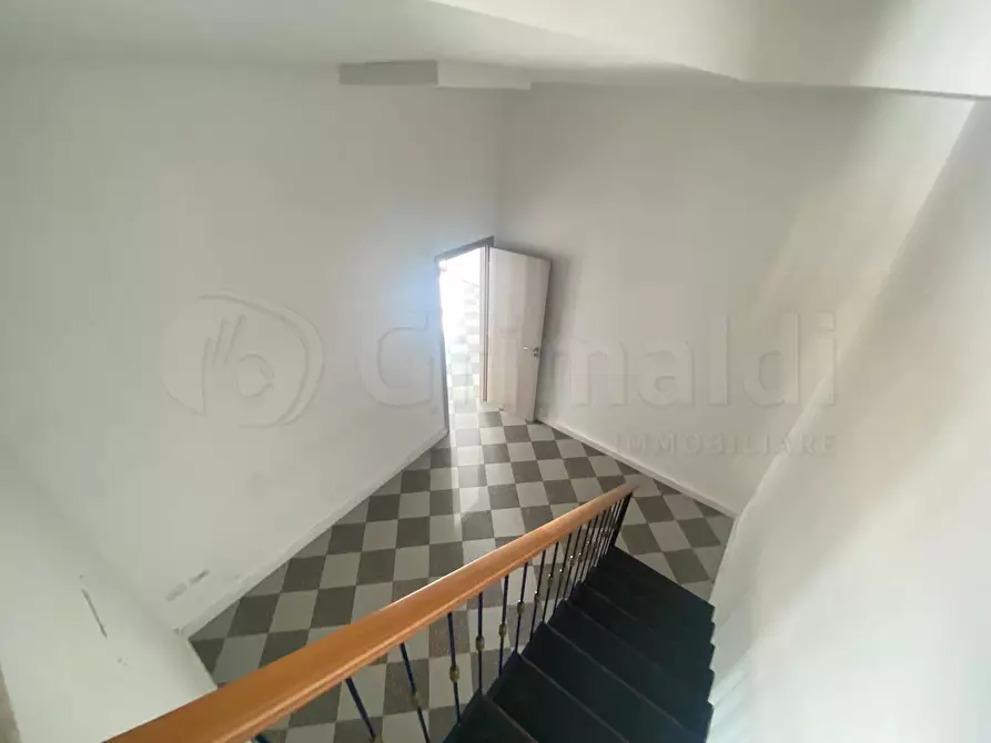 Immagine 12 di Locale commerciale in vendita  a Giugliano In Campania