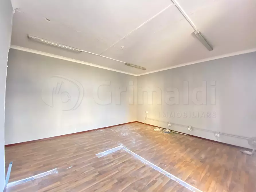 Immagine 3 di Locale commerciale in affitto  a Giugliano In Campania