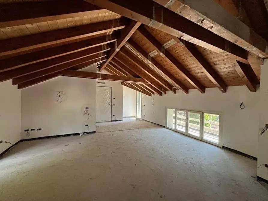 Immagine 11 di Mansarda in vendita  in Via Castello 27 a Canzo