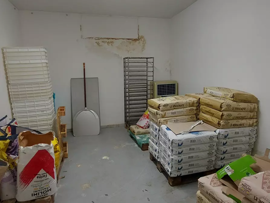 Immagine 49 di Locale commerciale in vendita  in Viale Porta Pia 5 a Brindisi