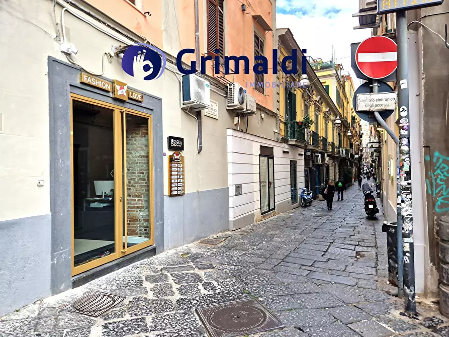Immagine 5 di Attività commerciale in affitto  a Napoli