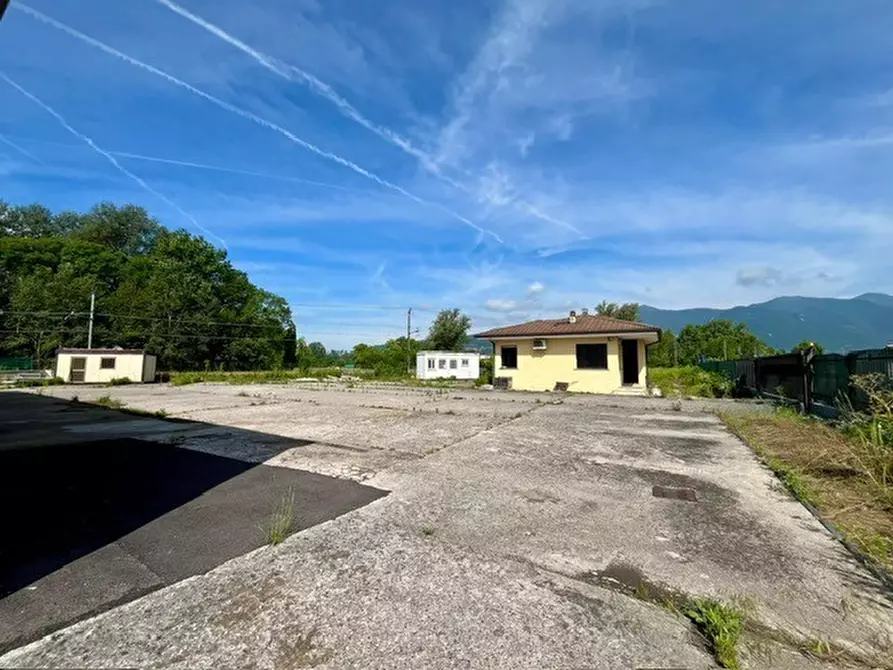 Immagine 2 di Attività artigianale in vendita  a Erba