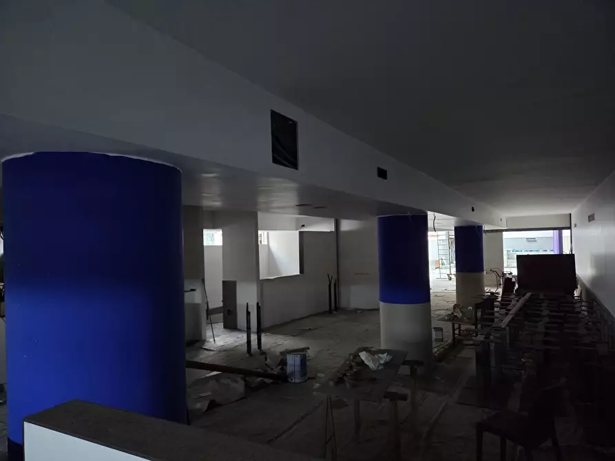 Immagine 10 di Locale commerciale in vendita  in Via Lago Grande Ganzirri 49 a Messina
