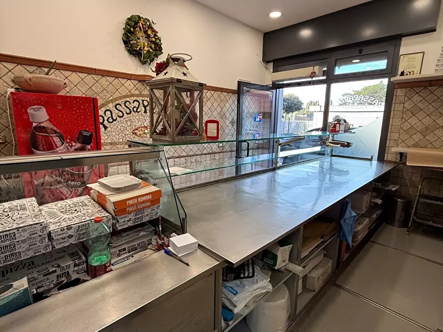 Immagine 11 di Locale commerciale in vendita  in Via Santa Maria 160 a Nettuno