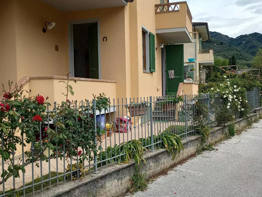 Immagine 1 di Villetta a schiera in vendita  a Camaiore