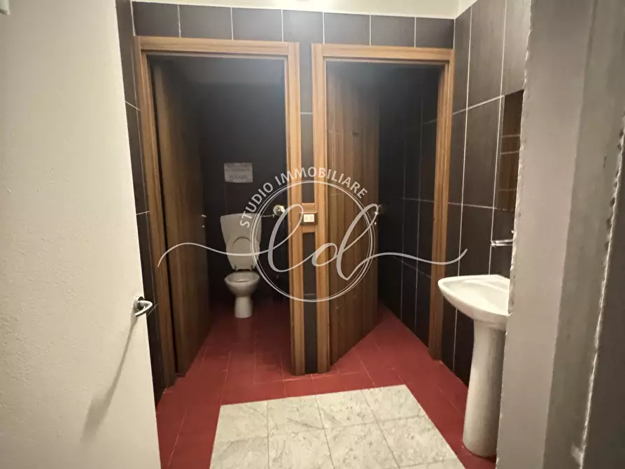 Immagine 11 di Capannone industriale in affitto  a Pietrasanta