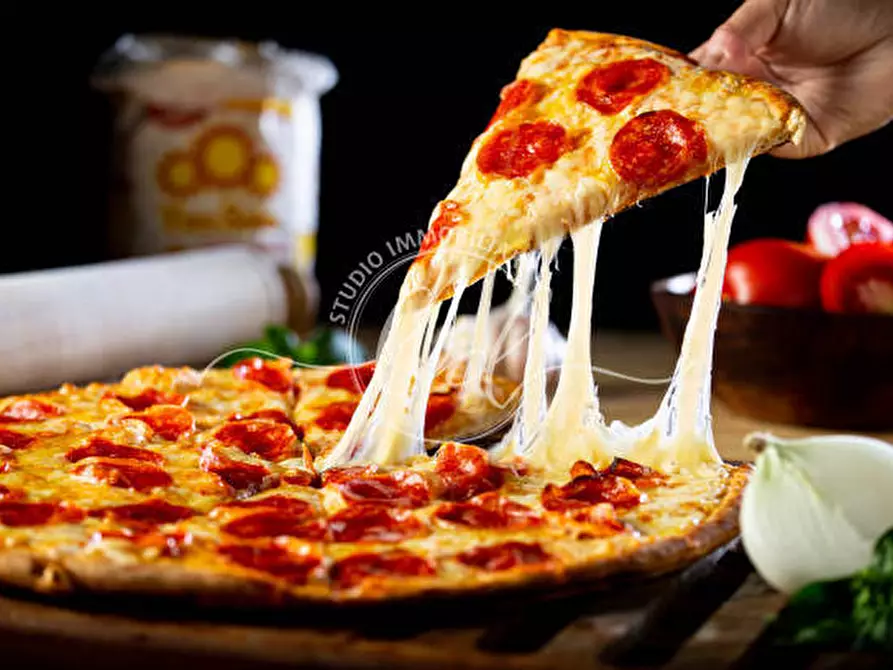 Immagine 2 di Locale commerciale in vendita  a Camaiore